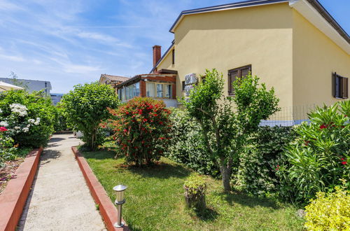Photo 38 - 2 bedroom Apartment in Novigrad with private pool and garden