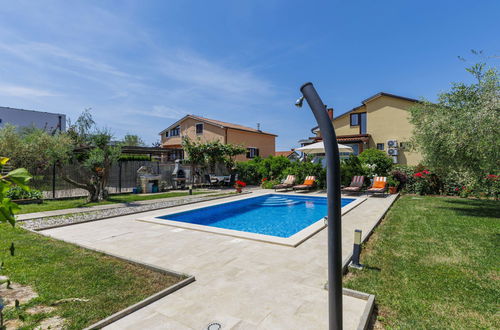 Photo 34 - 2 bedroom Apartment in Novigrad with private pool and garden