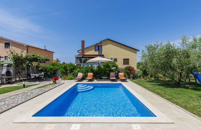 Apartamento de 3 quartos em Novigrad com piscina privada e jardim - Foto 2