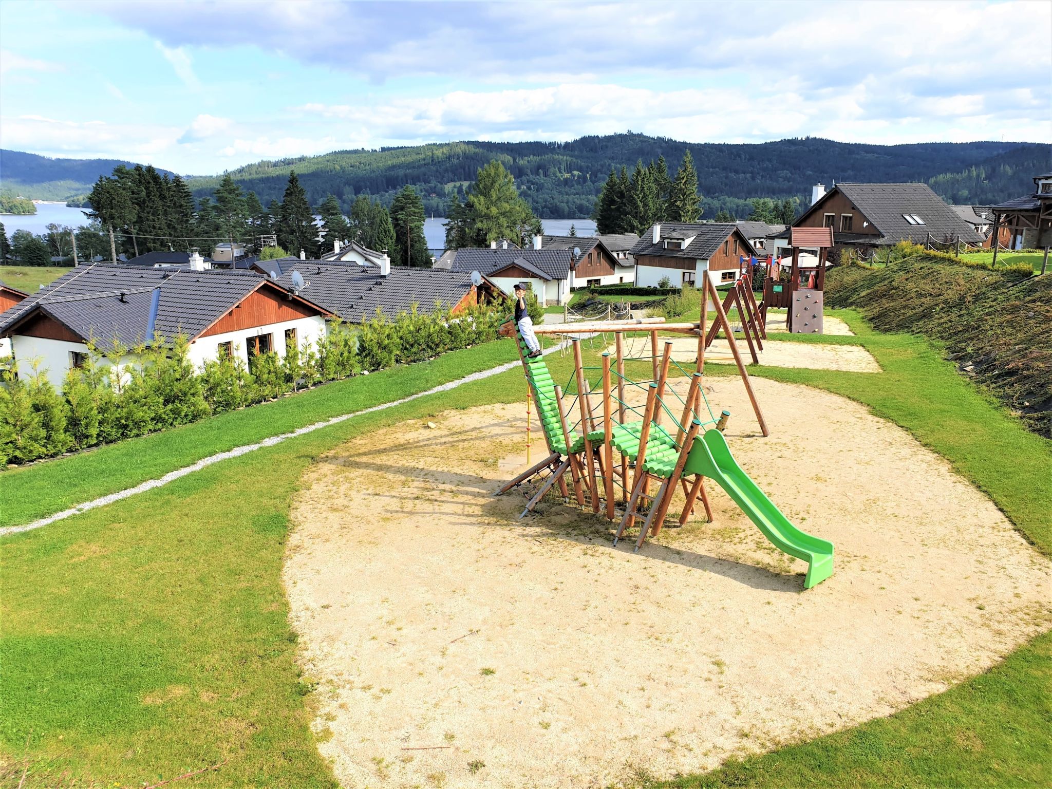 Photo 2 - 5 bedroom House in Lipno nad Vltavou with garden and mountain view