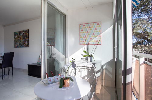 Foto 5 - Apartamento de 1 habitación en Saint-Laurent-du-Var con vistas al mar