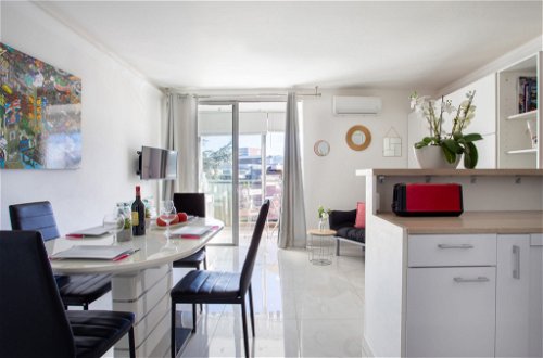 Foto 2 - Apartamento de 1 quarto em Saint-Laurent-du-Var com vistas do mar