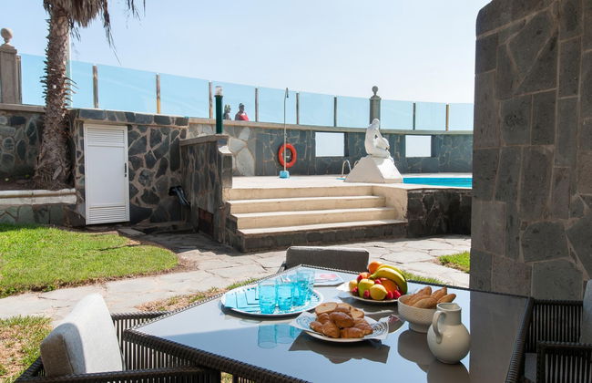 2 bedroom Apartment in San Bartolomé de Tirajana with swimming pool and terrace - Photo 2
