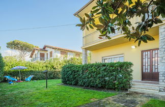 Photo 3 - Appartement de 3 chambres à Pietrasanta avec jardin et vues à la mer