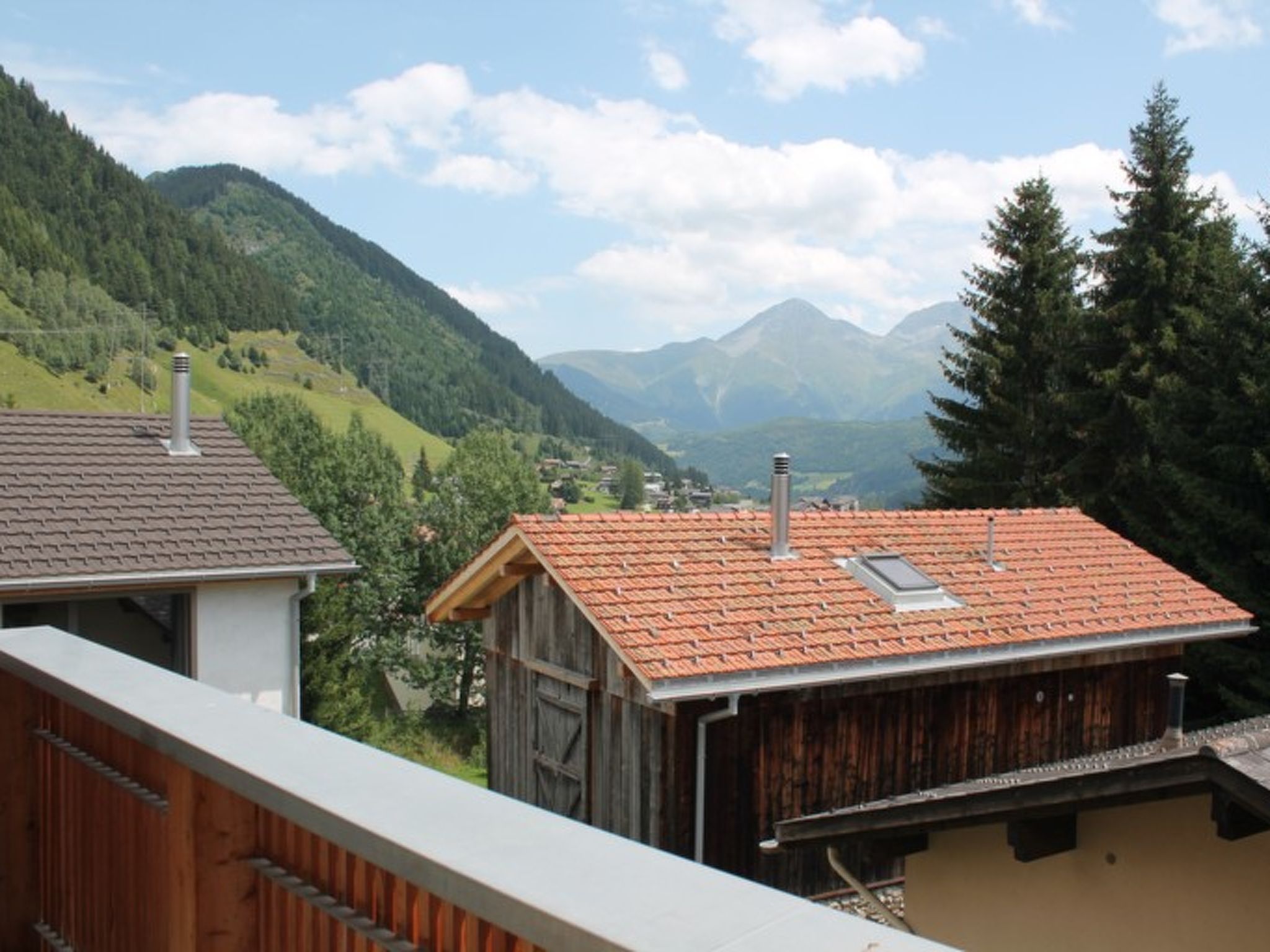 Foto 6 - Appartamento con 3 camere da letto a Tujetsch con vista sulle montagne