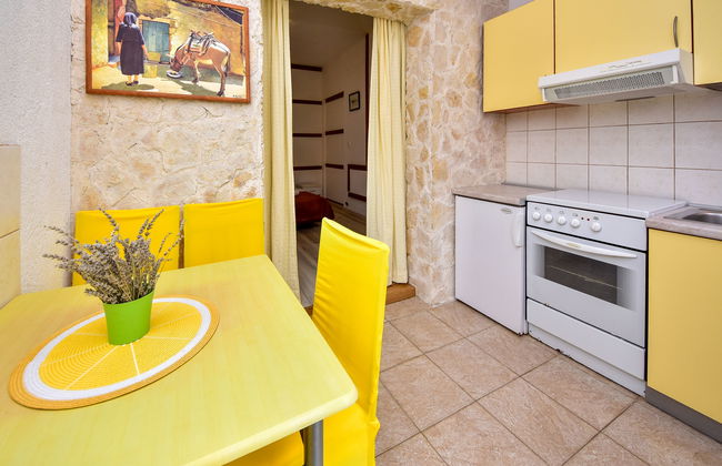 Apartment in Sukošan with garden and terrace - Photo 2