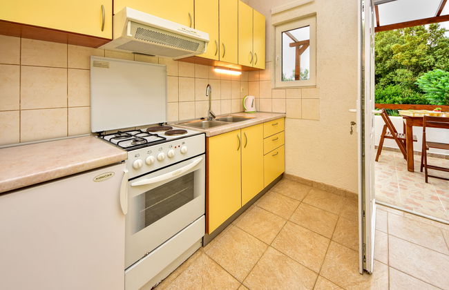 Apartment in Sukošan with garden and terrace - Photo 11