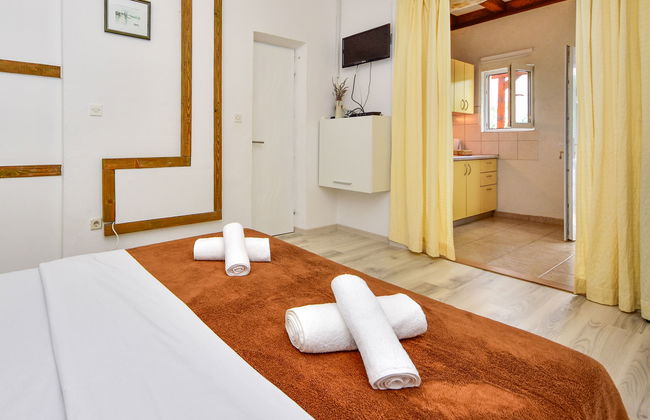 Apartment in Sukošan with garden and terrace - Photo 13