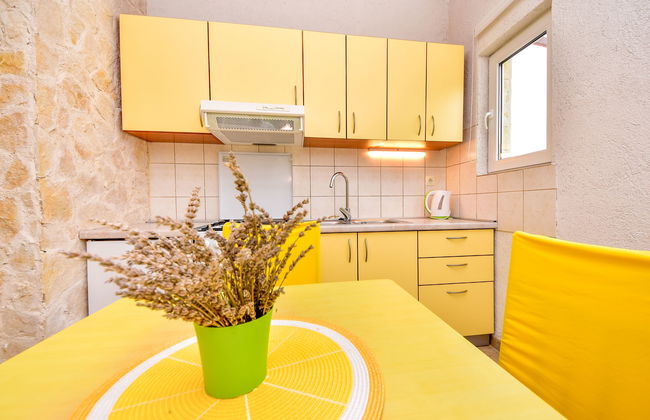 Apartment in Sukošan with garden and terrace - Photo 12