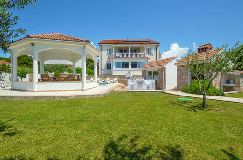 Photo 1 - Appartement de 2 chambres à Tribunj avec piscine et jardin