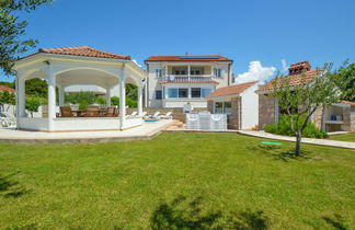 Photo 1 - Appartement de 2 chambres à Tribunj avec piscine et vues à la mer