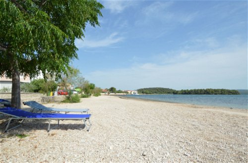 Foto 4 - Apartamento de 1 quarto em Sibenik com jardim e vistas do mar