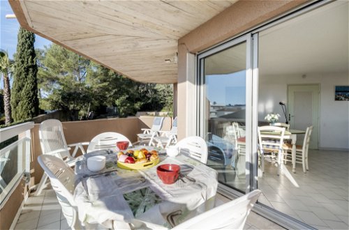 Foto 4 - Appartamento con 1 camera da letto a Cavalaire-sur-Mer con terrazza e vista mare