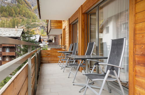 Foto 26 - Appartamento con 3 camere da letto a Zermatt con sauna e vasca idromassaggio