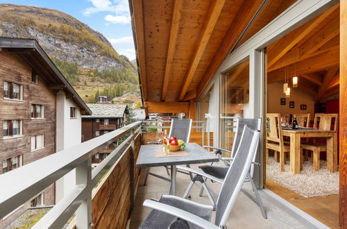 Foto 11 - Appartamento con 3 camere da letto a Zermatt con sauna e vasca idromassaggio