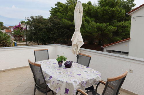 Foto 2 - Appartamento con 2 camere da letto a Vir con terrazza e vista mare