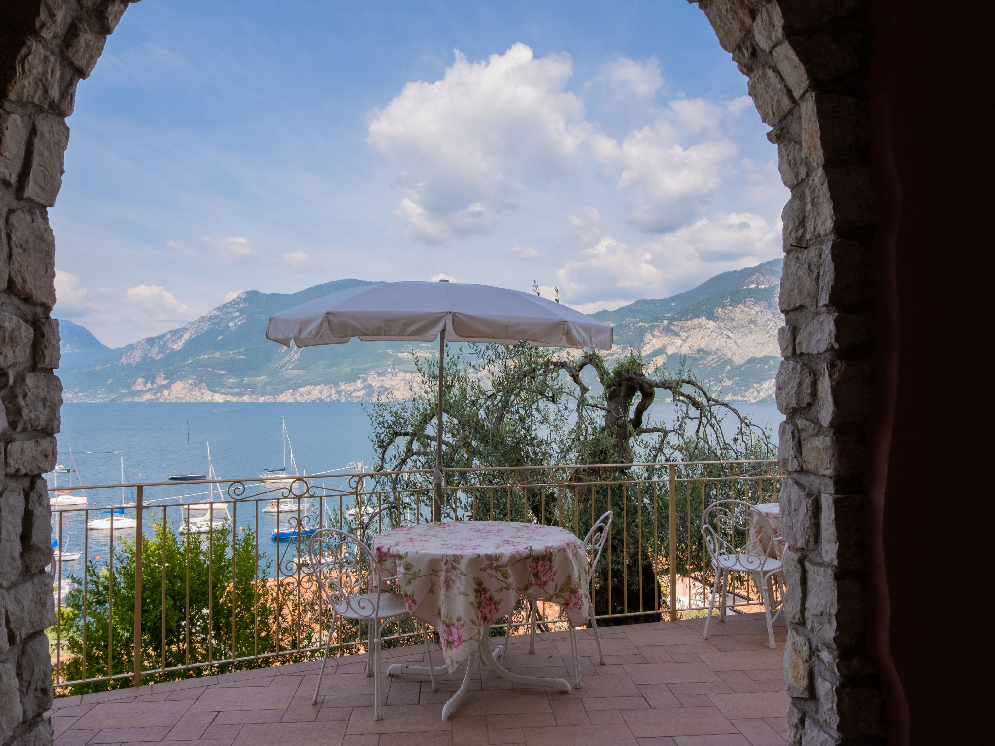 Foto 14 - Appartamento con 2 camere da letto a Brenzone sul Garda con terrazza e vista sulle montagne