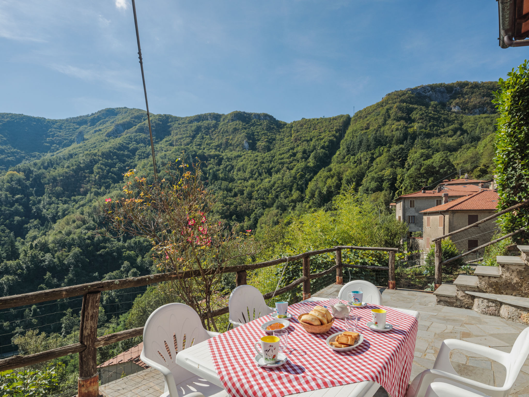 Foto 2 - Casa con 3 camere da letto a Stazzema con terrazza e vista mare