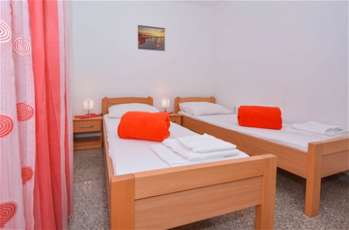 Foto 15 - Appartamento con 2 camere da letto a Karlobag con terrazza e vista mare