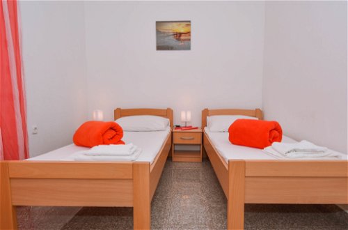 Foto 16 - Appartamento con 2 camere da letto a Karlobag con terrazza e vista mare