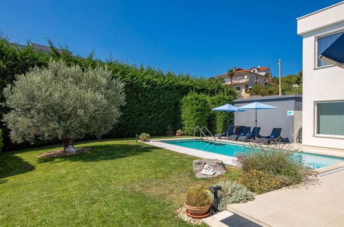 Photo 4 - Maison de 4 chambres à Rijeka avec piscine privée et jardin