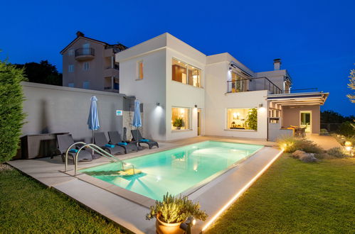 Foto 46 - Casa con 4 camere da letto a Fiume con piscina privata e giardino