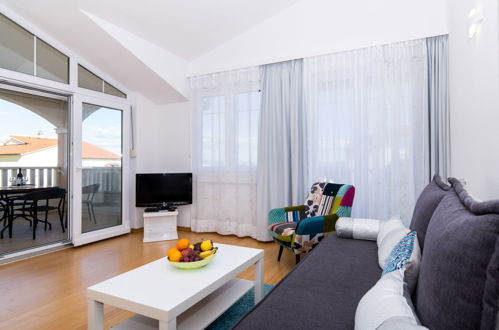 Foto 6 - Appartamento con 1 camera da letto a Okrug con giardino e vista mare