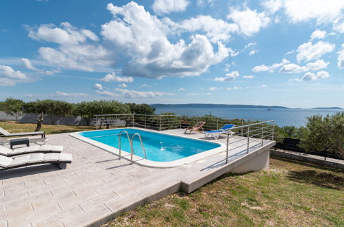 Photo 33 - Maison de 4 chambres à Okrug avec piscine privée et jardin