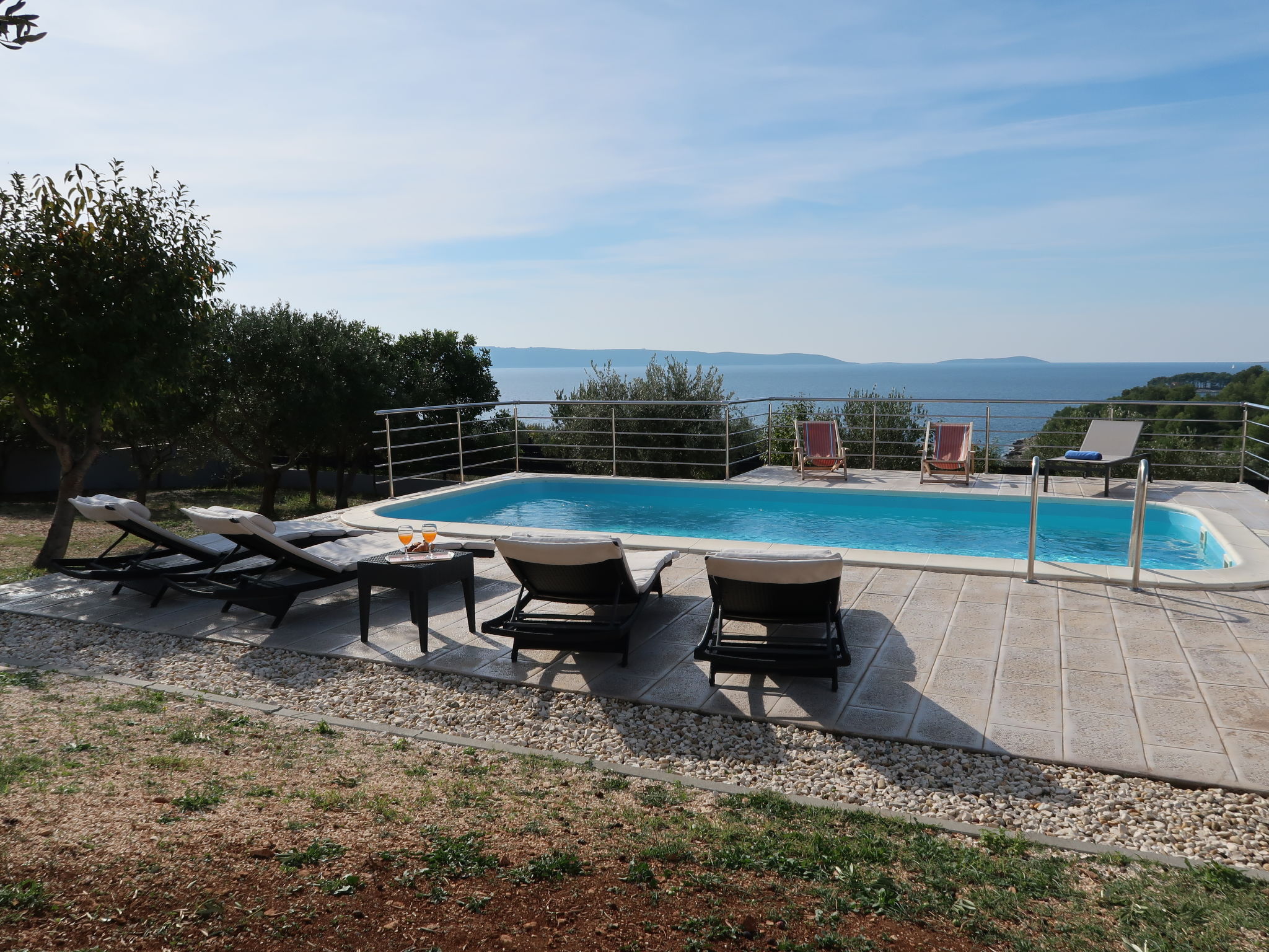 Foto 23 - Casa de 4 quartos em Okrug com piscina privada e vistas do mar