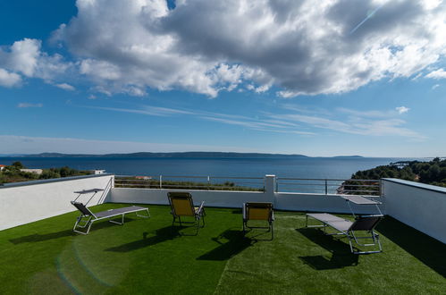 Photo 10 - Maison de 4 chambres à Okrug avec piscine privée et vues à la mer