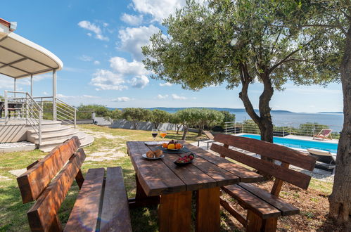 Photo 40 - Maison de 4 chambres à Okrug avec piscine privée et vues à la mer