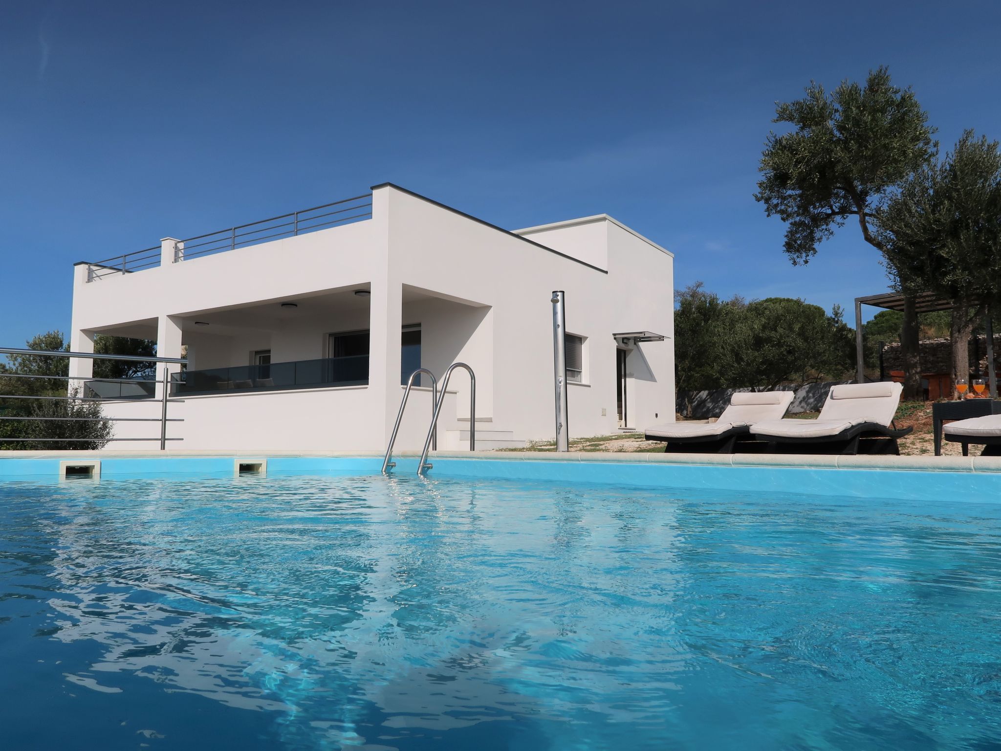 Foto 1 - Casa de 4 quartos em Okrug com piscina privada e vistas do mar