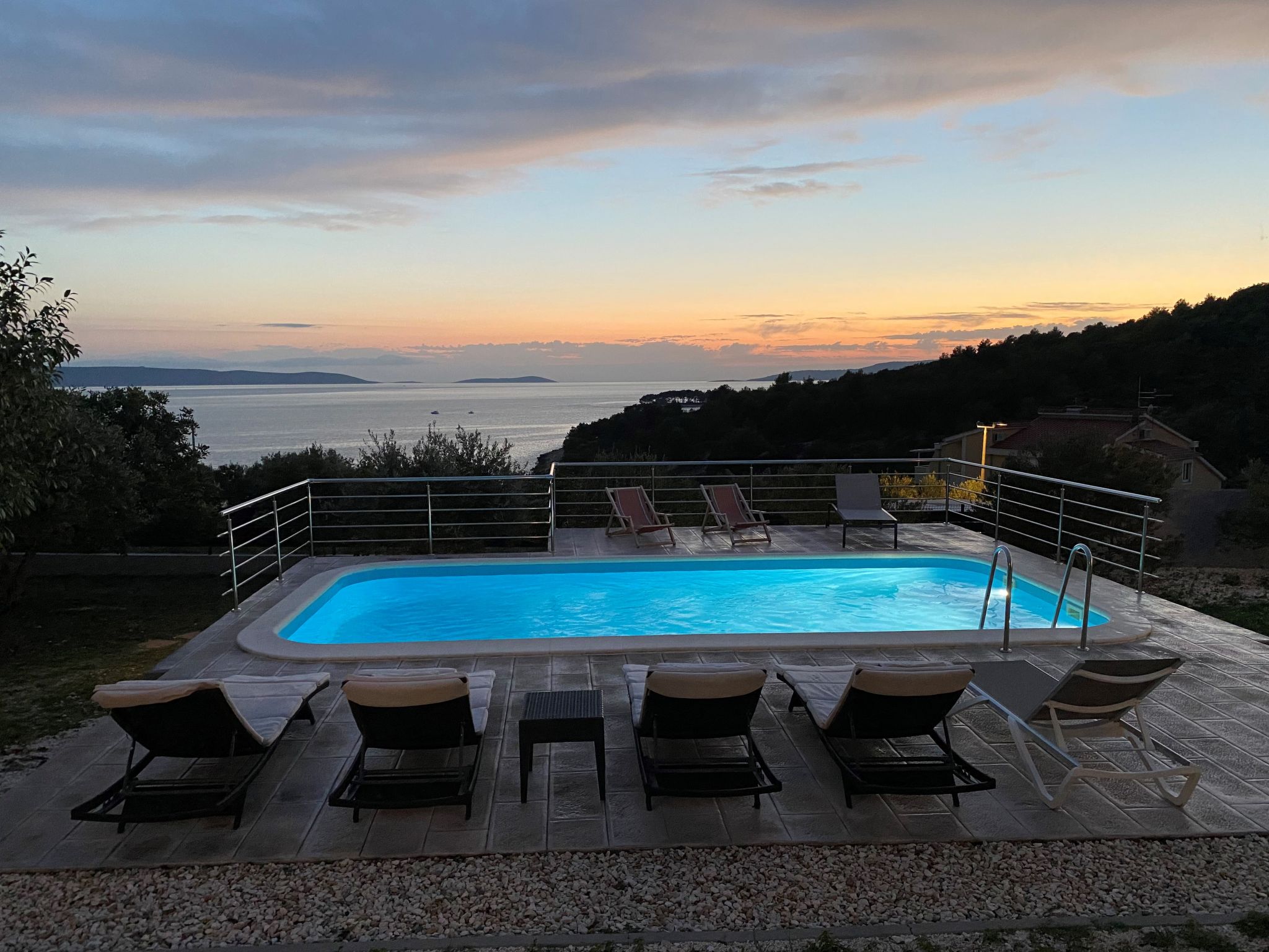 Foto 2 - Casa de 4 quartos em Okrug com piscina privada e vistas do mar