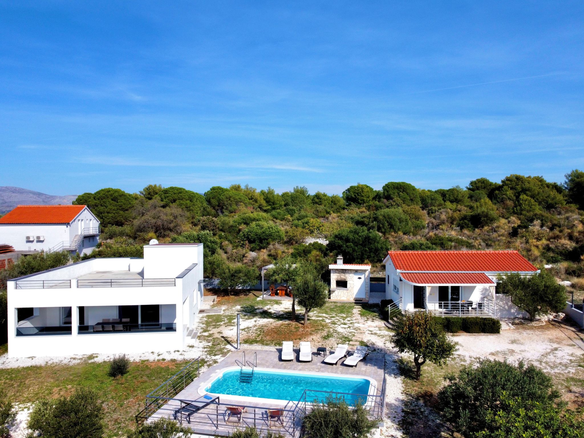 Foto 4 - Casa de 4 habitaciones en Okrug con piscina privada y vistas al mar
