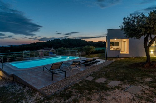 Foto 29 - Casa con 4 camere da letto a Okrug con piscina privata e vista mare