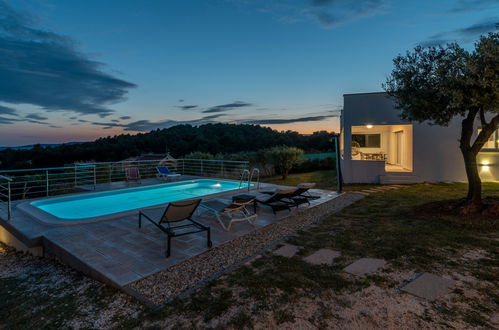 Photo 30 - Maison de 4 chambres à Okrug avec piscine privée et jardin