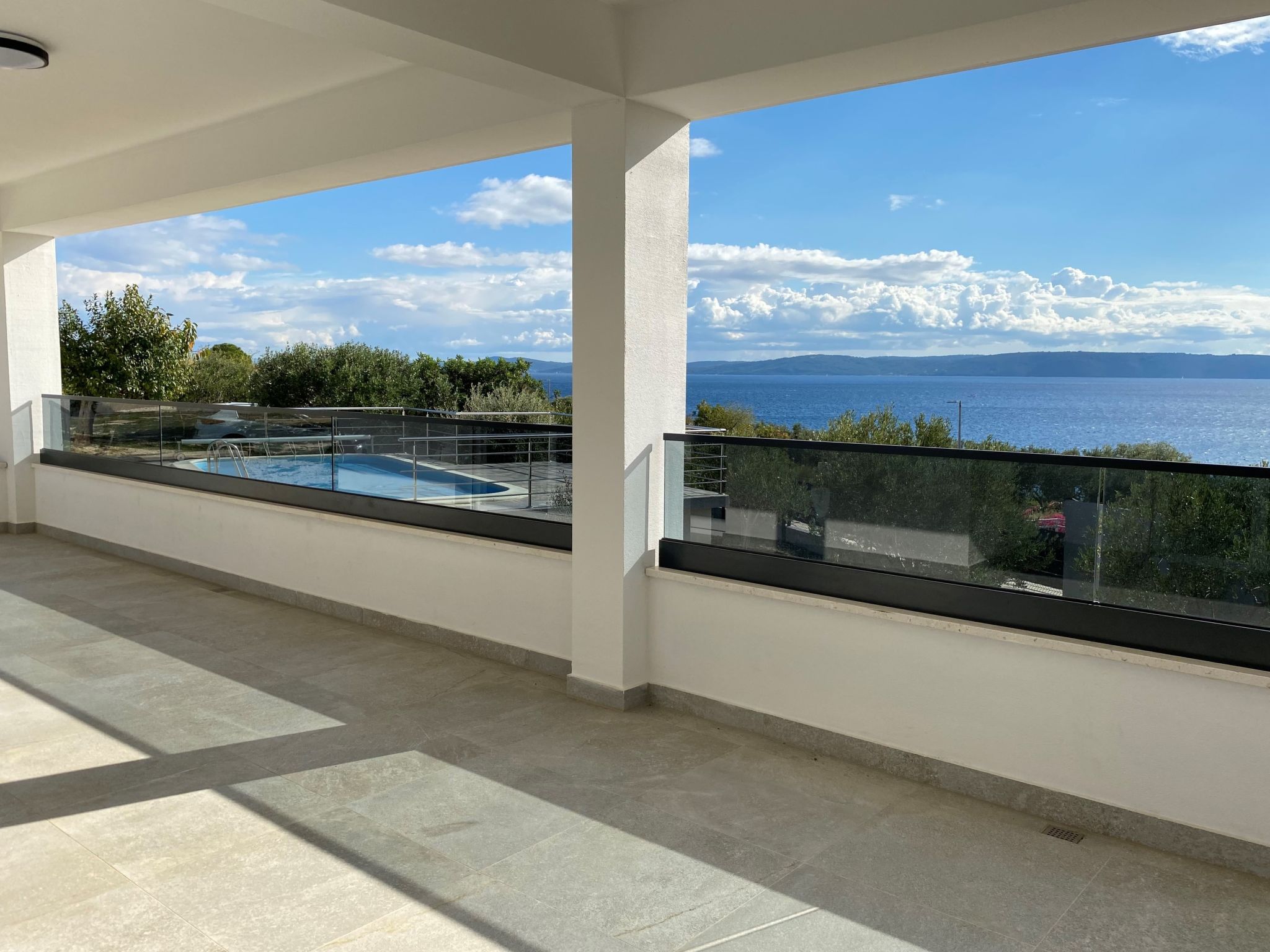 Foto 25 - Casa de 4 habitaciones en Okrug con piscina privada y vistas al mar