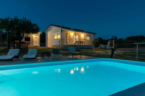 Photo 31 - Maison de 4 chambres à Okrug avec piscine privée et vues à la mer