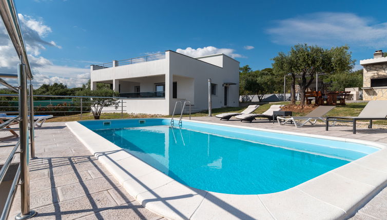 Photo 1 - Maison de 4 chambres à Okrug avec piscine privée et jardin