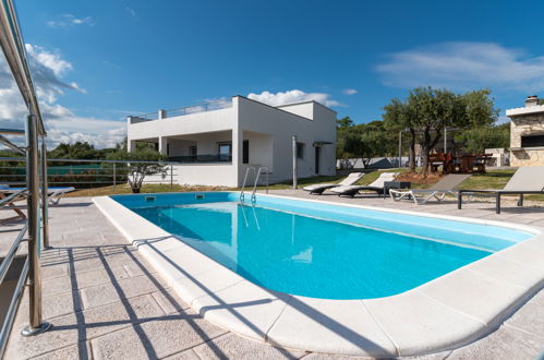 Photo 1 - Maison de 4 chambres à Okrug avec piscine privée et vues à la mer