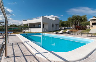 Photo 1 - Maison de 4 chambres à Okrug avec piscine privée et vues à la mer