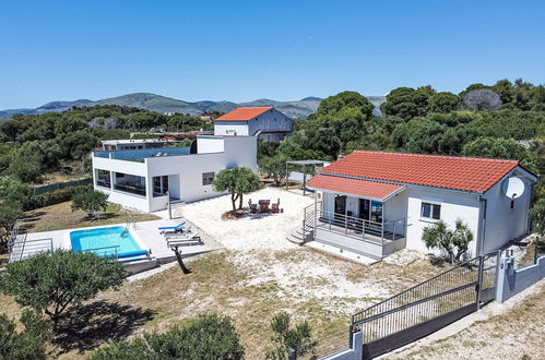 Photo 3 - Maison de 4 chambres à Okrug avec piscine privée et jardin