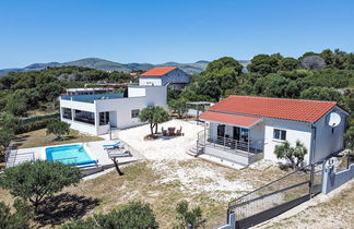 Photo 3 - Maison de 4 chambres à Okrug avec piscine privée et jardin