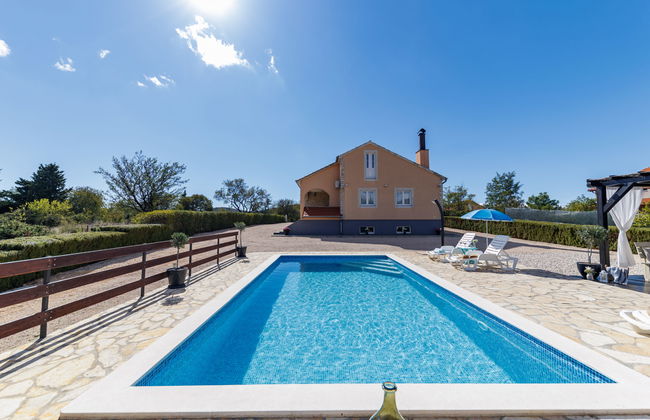 Casa de 5 quartos em Stankovci com piscina privada e jardim - Foto 1