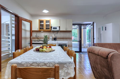 Photo 4 - 3 bedroom House in Marčana with private pool and garden