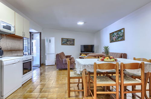 Photo 14 - 3 bedroom House in Marčana with private pool and garden
