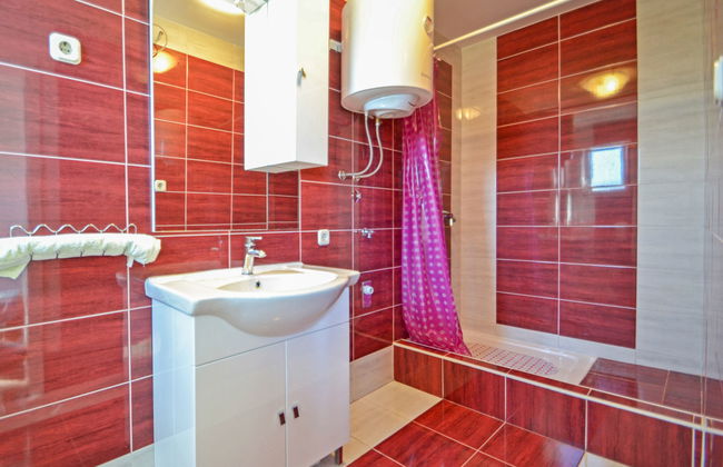 2 bedroom Apartment in Sukošan with garden and terrace - Photo 9