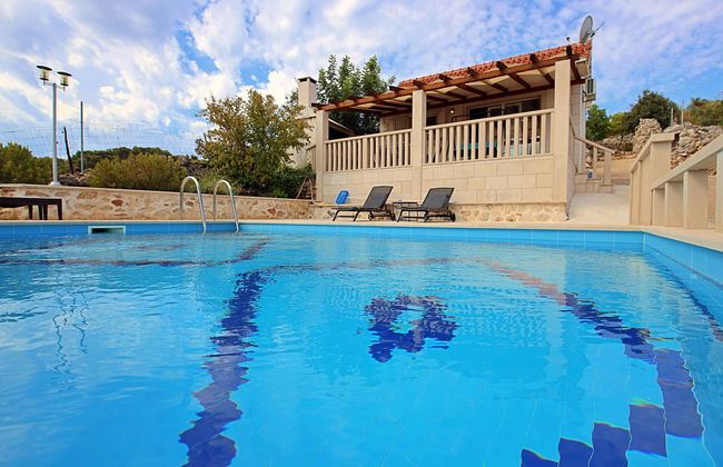Casa de 2 quartos em Sutivan com piscina privada e terraço - Foto 1