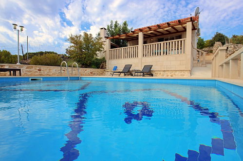 Foto 1 - Casa con 1 camera da letto a Sutivan con piscina privata e vista mare