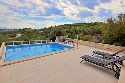 Foto 13 - Casa de 1 quarto em Sutivan com piscina privada e vistas do mar